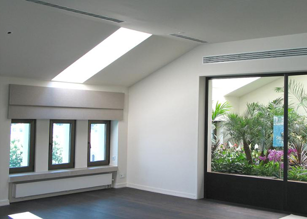 radiador de baja temperatura empotrado en pared debajo de una ventana