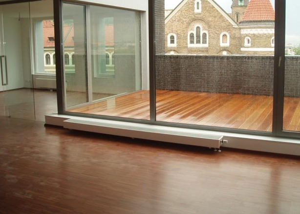 radiador de baja temperatura entre el suelo y el ventanal