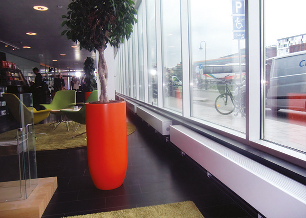 radiador de baja temperatura instalado debajo de un ventanal