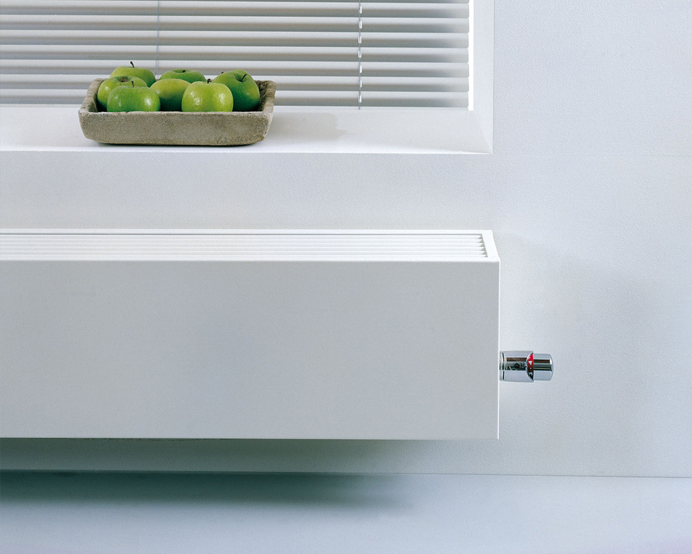 radiador de baja temperatura instalado en pared bajo una ventana