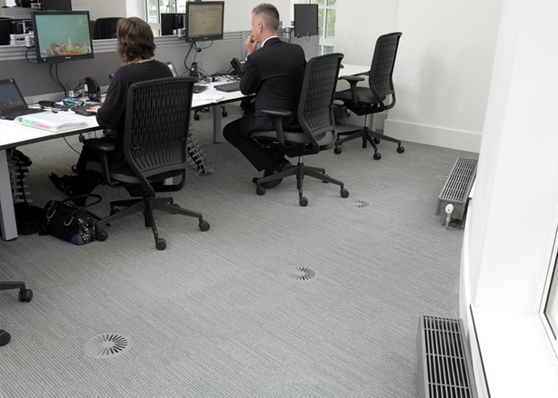 radiador de baja temperatura instalado en una oficina