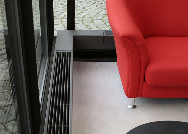 radiador de baja temperatura de pie debajo de una ventana